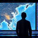 기상청 로고가 새겨진 대형 스크린 앞에서 날씨 데이터를 분석하는 기상 전문가.